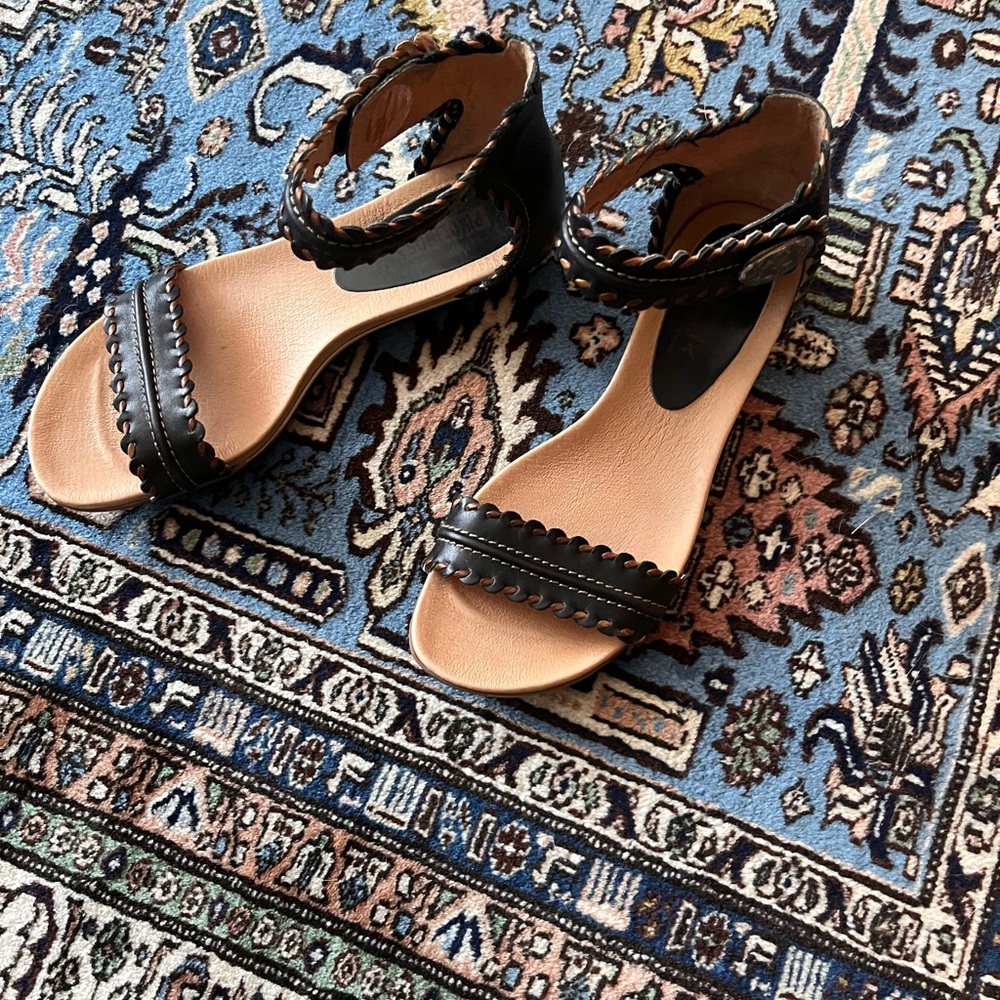 PIKOLINOS Black and Tan Scalloped Sandals